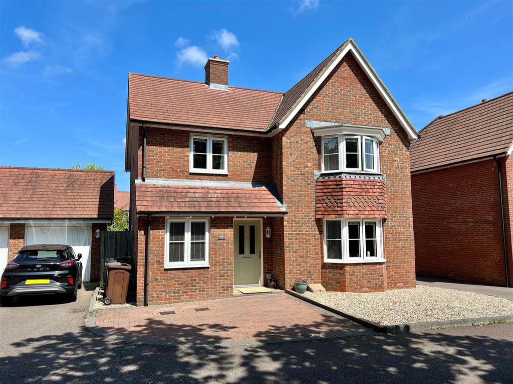 4 bed detached house for sale in Gatcombe Crescent, Polegate BN26, £500,000