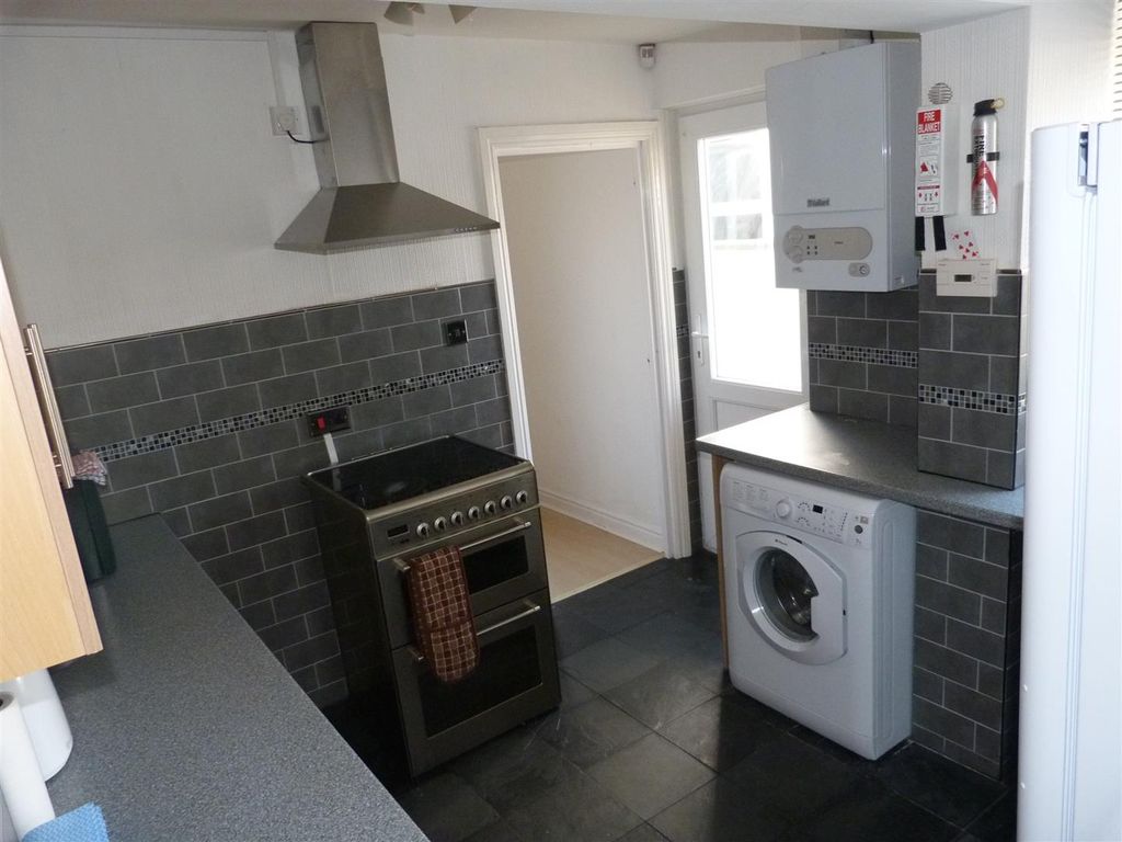 5 bed property to rent in Malefant Street, Cathays, Cardiff CF24, £2,000 pcm