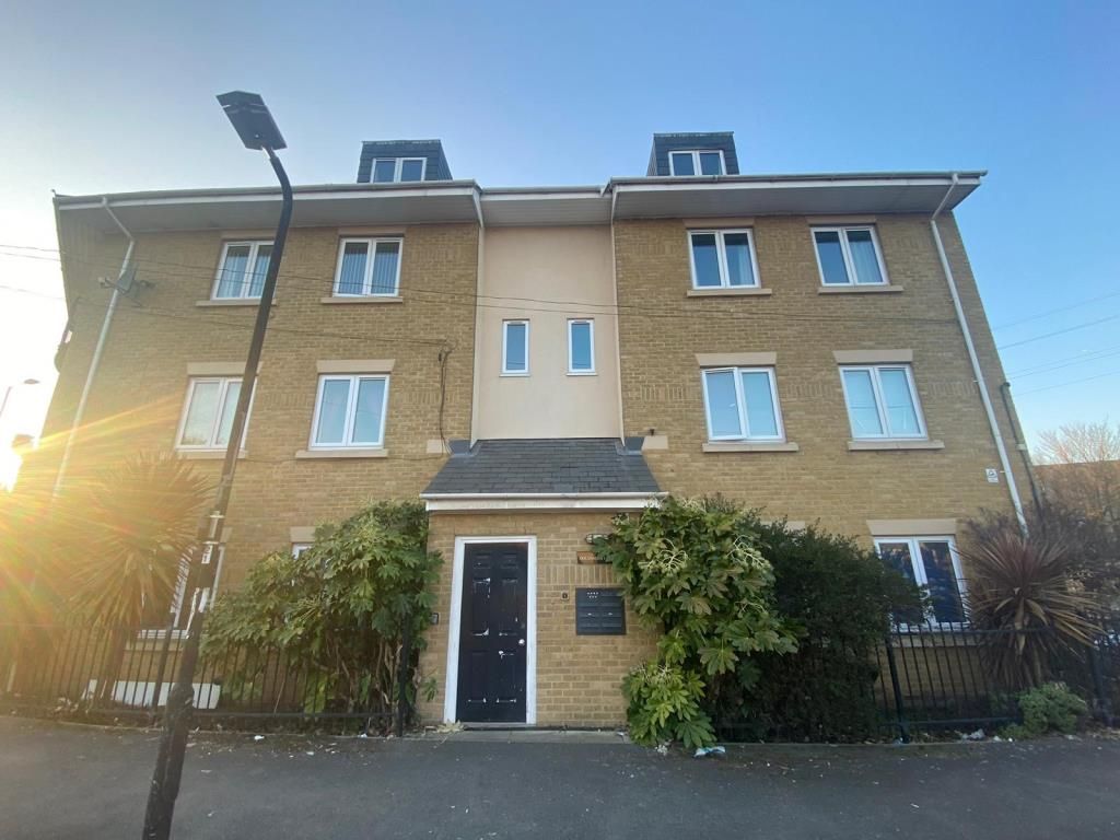 2 bed flat to rent in Slough, Berkshire SL2, £1,500 pcm