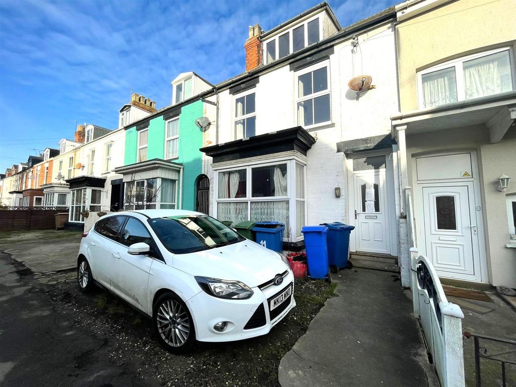 4 bed property for sale in Cliff Terrace, Cliff Road, Hornsea HU18, £100,000