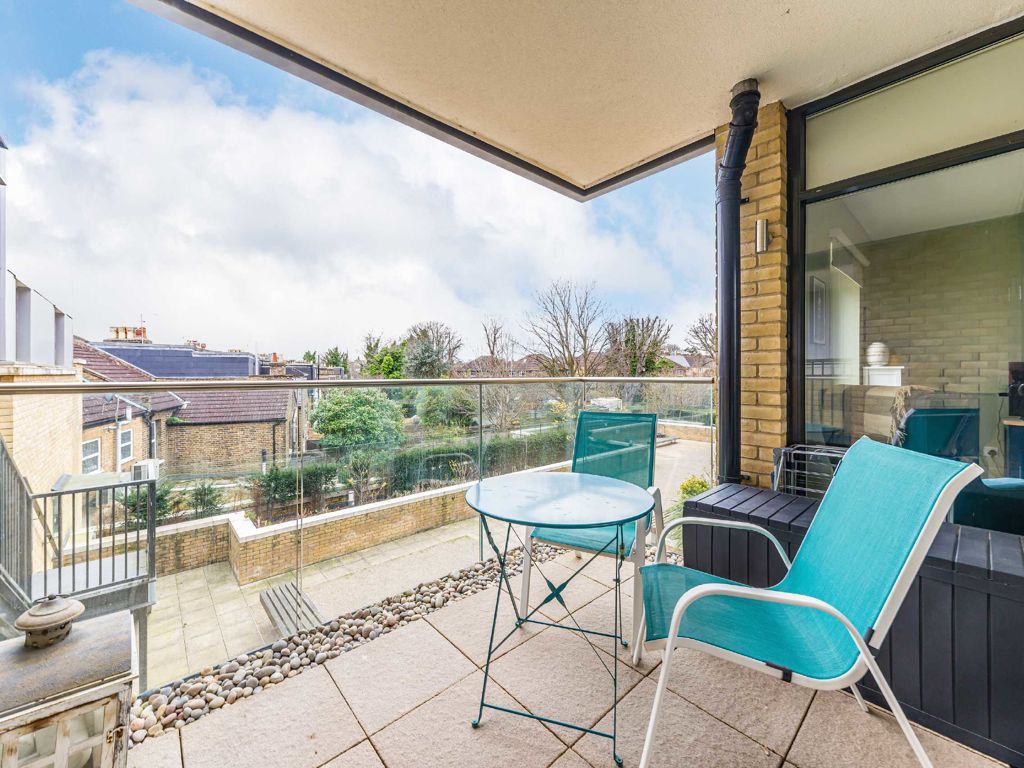 2 bed flat for sale in Frazer Nash Close, Isleworth TW7, £450,000