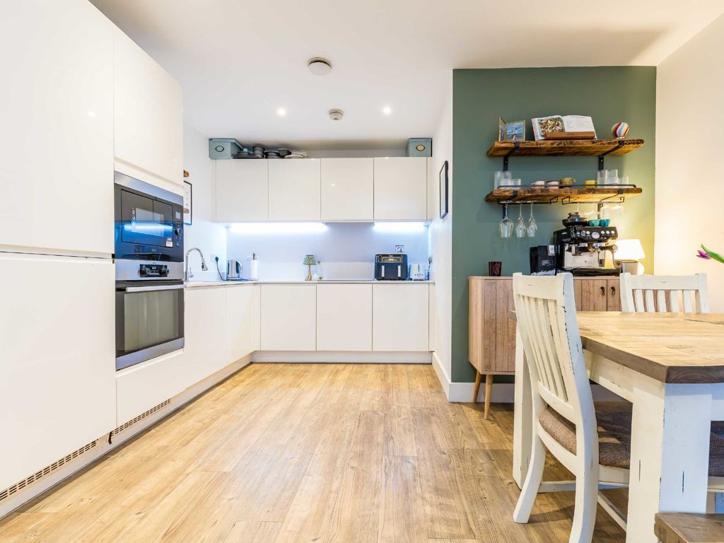 2 bed flat for sale in Frazer Nash Close, Isleworth TW7, £450,000
