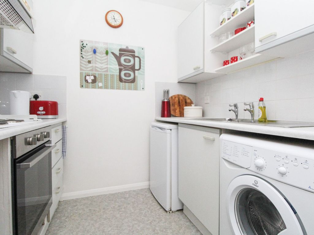 1 bed flat for sale in 80 Thornhill Park Road, Thornhill Park SO18, £90,000