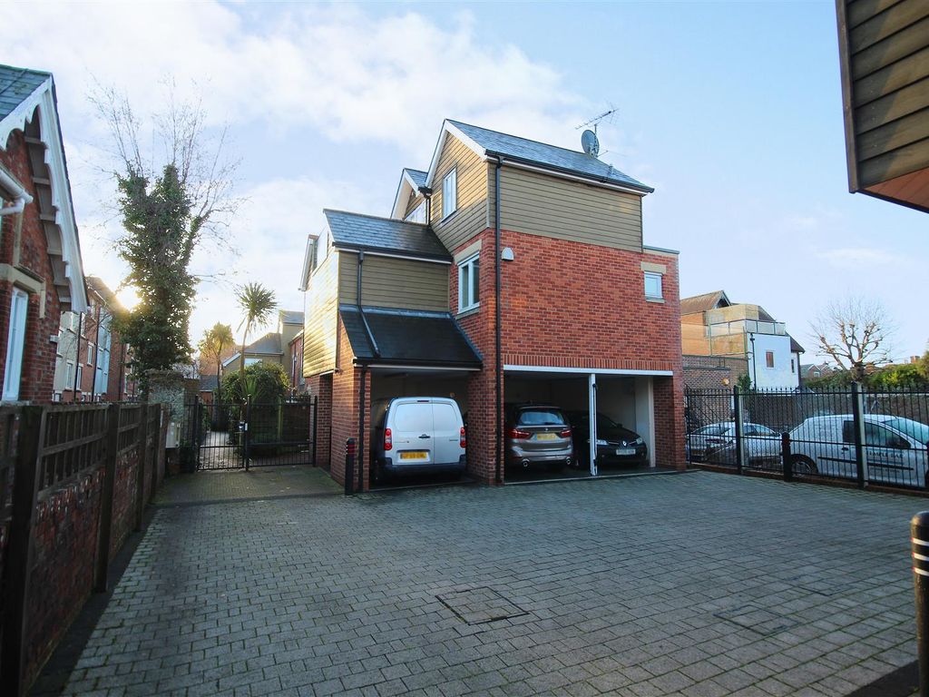 2 bed flat to rent in School Lane, Lymington SO41, £1,175 pcm