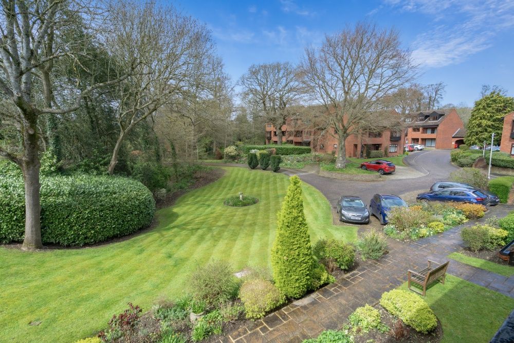2 bed flat for sale in Snells Wood Court, Little Chalfont, Amersham HP7, £750,000