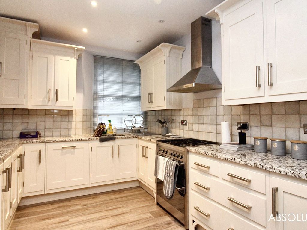 2 bed flat to rent in Higher Warberry Road, The Larches Higher Warberry Road TQ1, £1,050 pcm