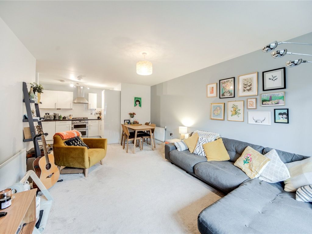 2 bed flat for sale in Tredegar Road, London N11, £410,000
