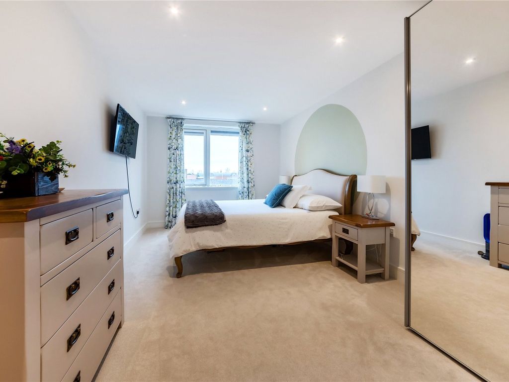 2 bed flat for sale in Hills Road, Cambridge, Cambridgeshire CB2, £450,000