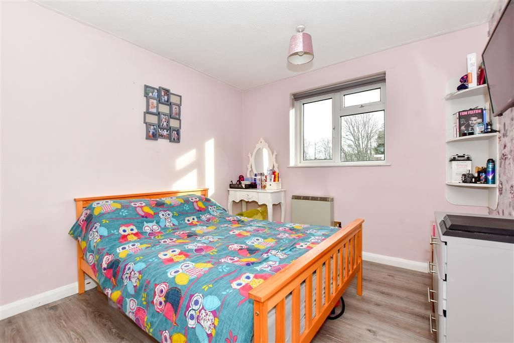 2 bed flat for sale in Quantock Drive, Ashford, Kent TN24, £119,500