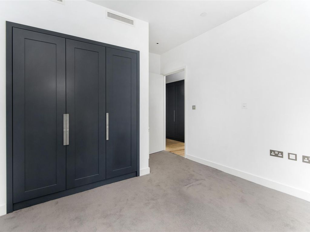 2 bed flat for sale in City Island Way, London E14, £645,000