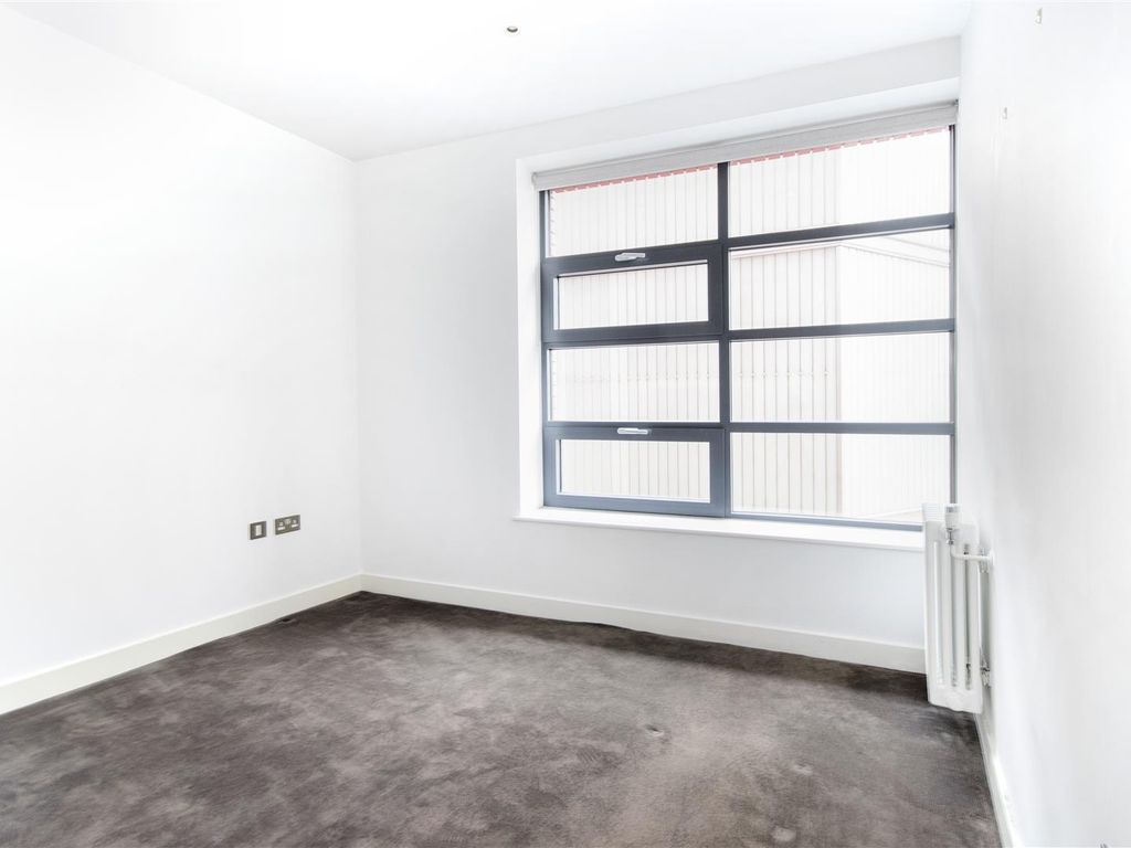 2 bed flat for sale in City Island Way, London E14, £645,000
