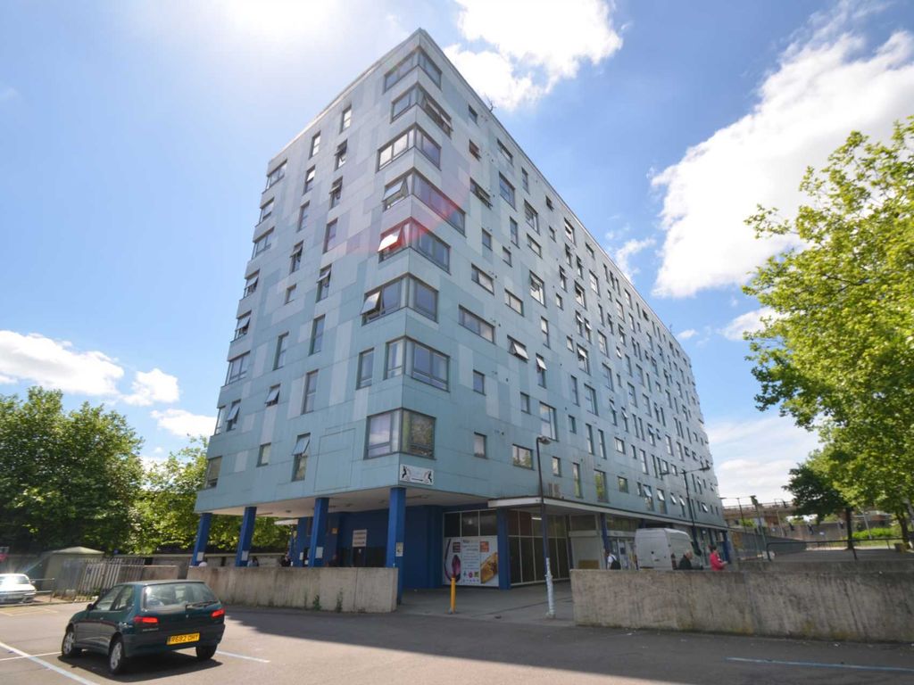 2 bed flat for sale in Stephenson House, Bletchley MK2, £170,000