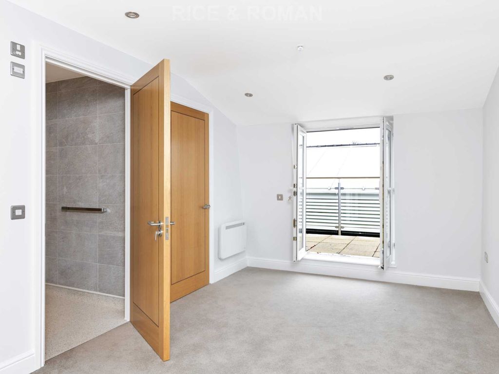 2 bed flat to rent in Lynwood Village, Sunningdale SL5, £3,600 pcm