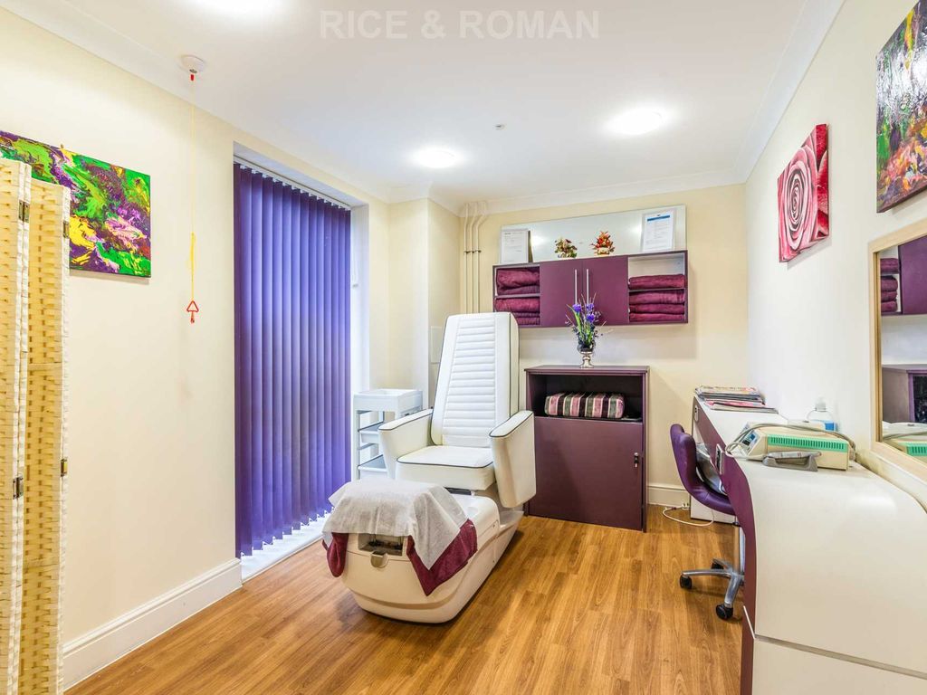 2 bed flat to rent in Lynwood Village, Sunningdale SL5, £3,600 pcm