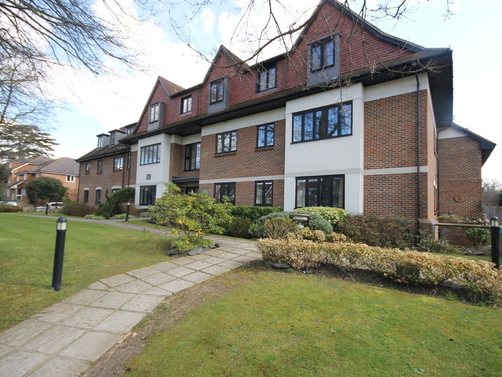 2 bed flat to rent in Epsom Road, Leatherhead KT22, £1,550 pcm