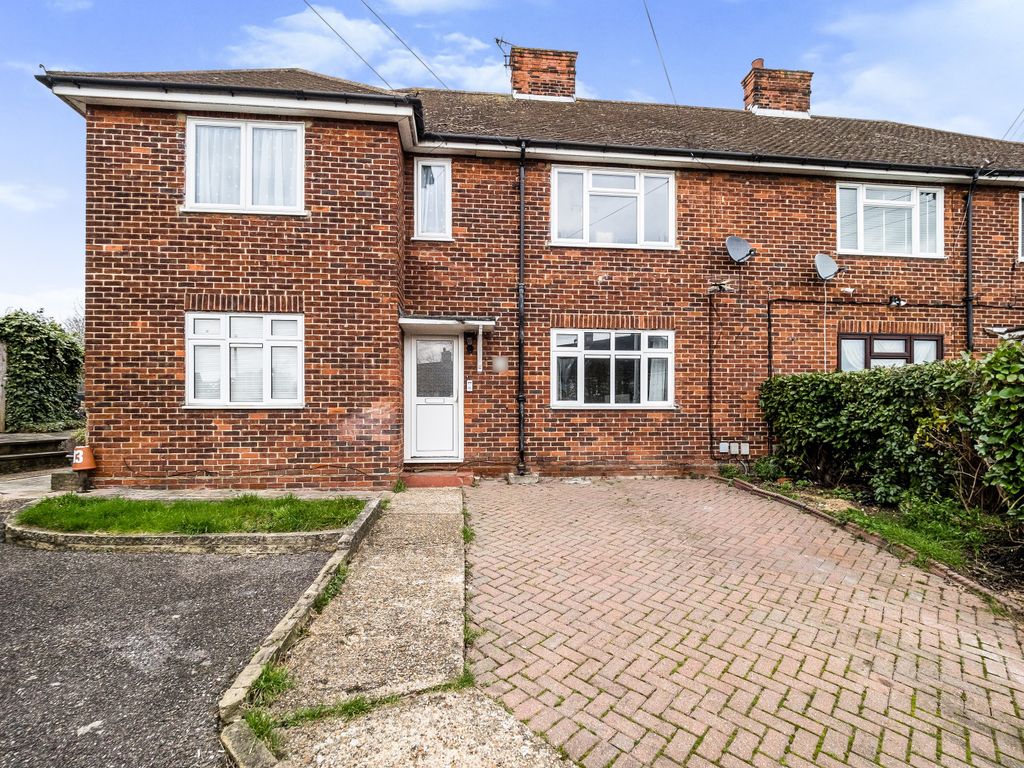 2 bed maisonette for sale in Roxwell Way, Woodford Green IG8, £325,000