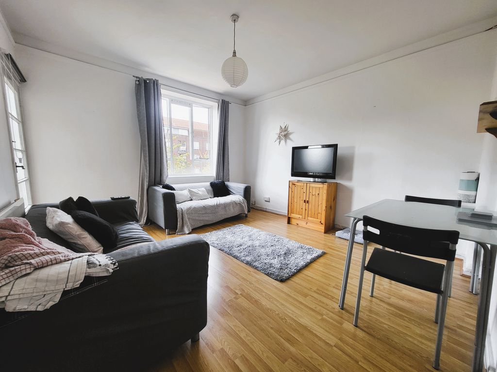 3 bed flat for sale in Iron Mill Road, London SW18, £350,000