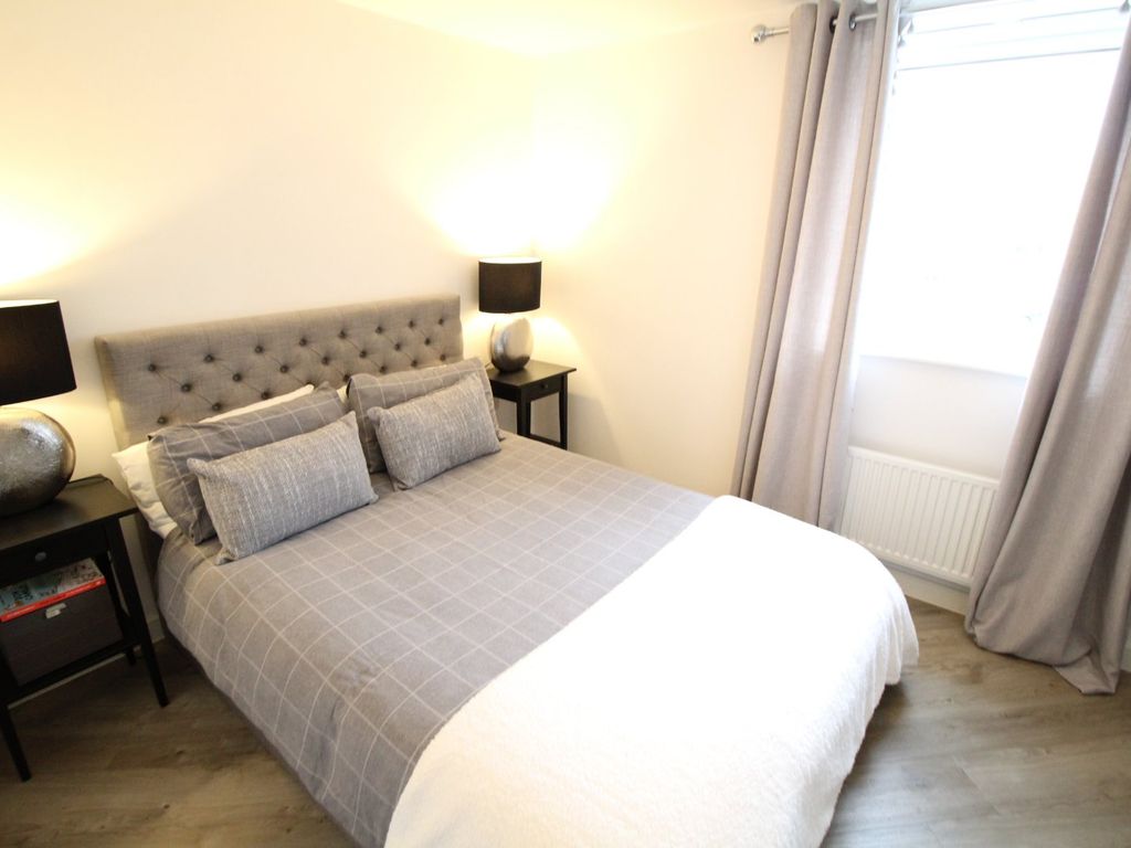 2 bed flat for sale in Vickers Way, Warwick, Warwickshire CV34, £200,000