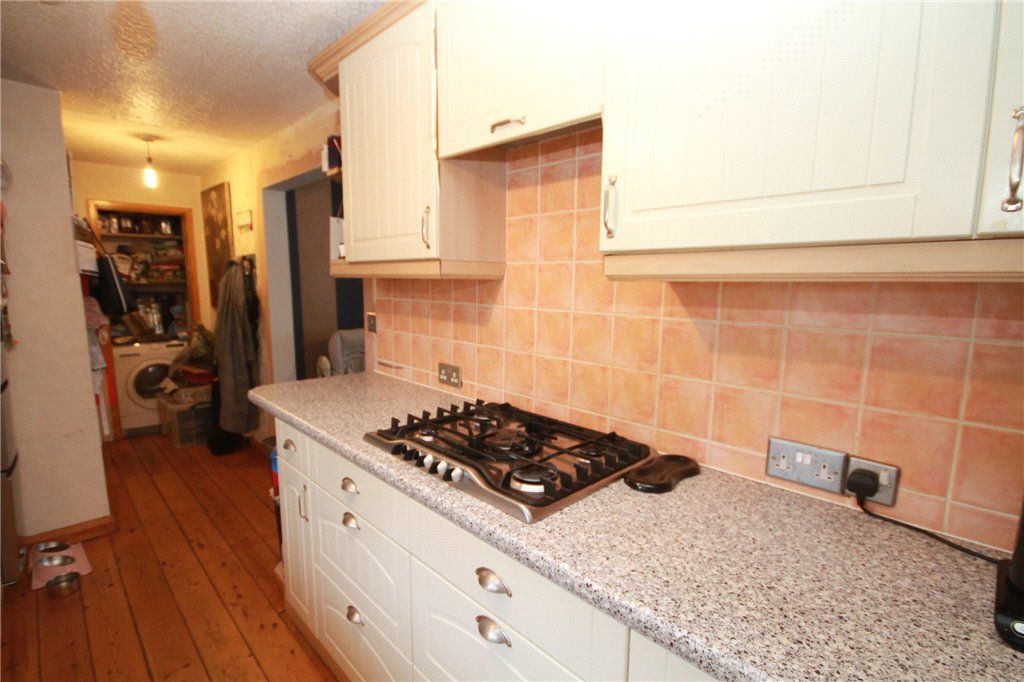 2 bed flat for sale in Chetwode Road, Tadworth KT20, £285,000
