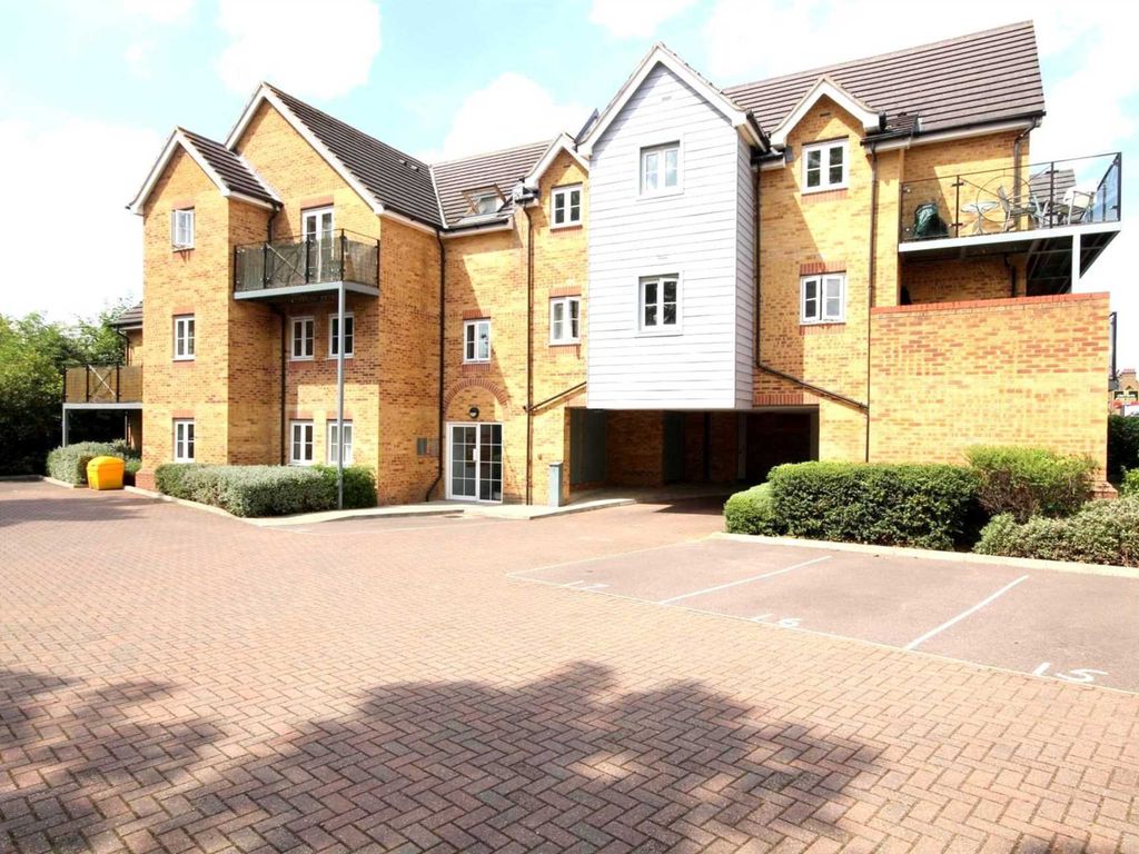 2 bed flat for sale in Willow Court, Apsley HP3, £300,000
