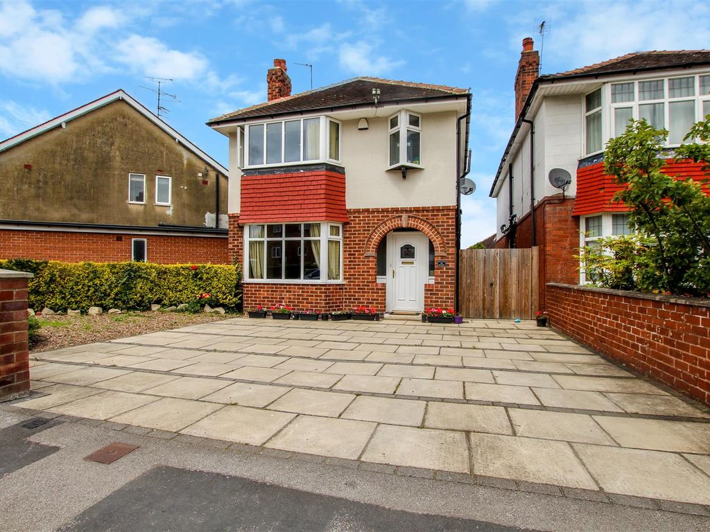 3 bed detached house for sale in Hull Road, York YO10, £360,000