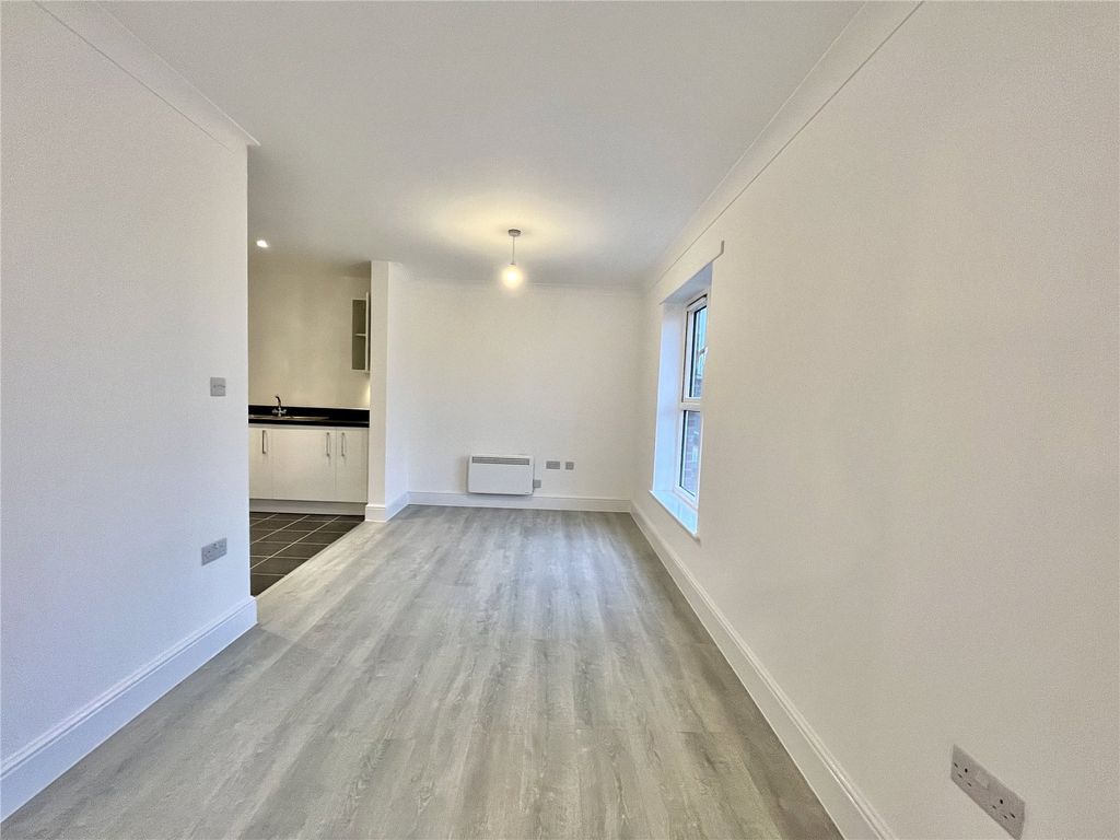 2 bed flat for sale in Kingfisher Close, Warwick, Warwickshire CV34, £252,500