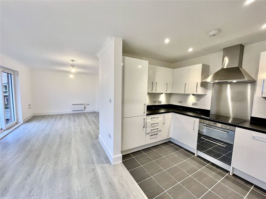 2 bed flat for sale in Kingfisher Close, Warwick, Warwickshire CV34, £252,500