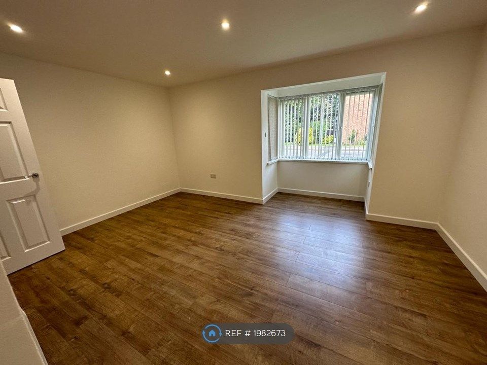 Studio to rent in Langley, Slough SL3, £950 pcm
