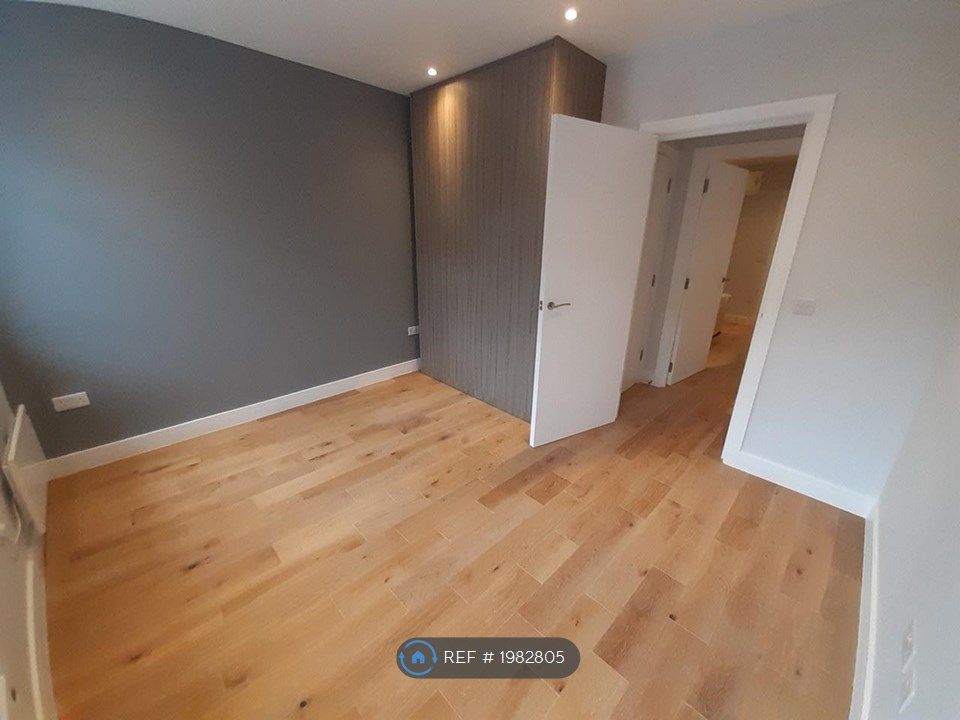 2 bed flat to rent in Down Place, London W6, £2,495 pcm