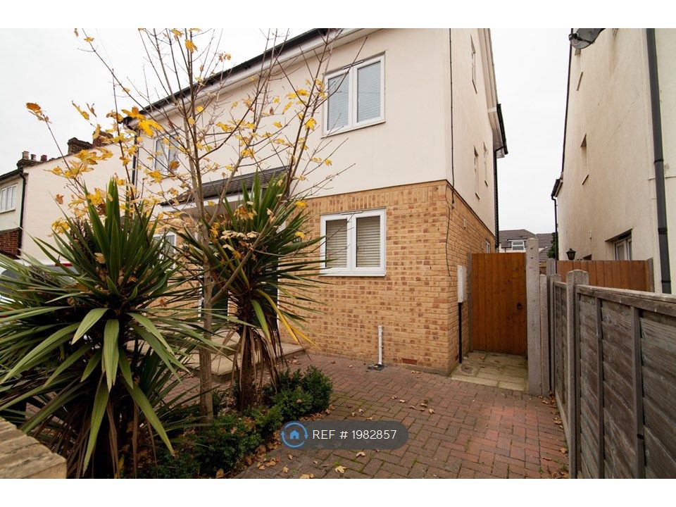 3 bed semi-detached house to rent in Barnaby Court, Dartford DA2, £2,000 pcm