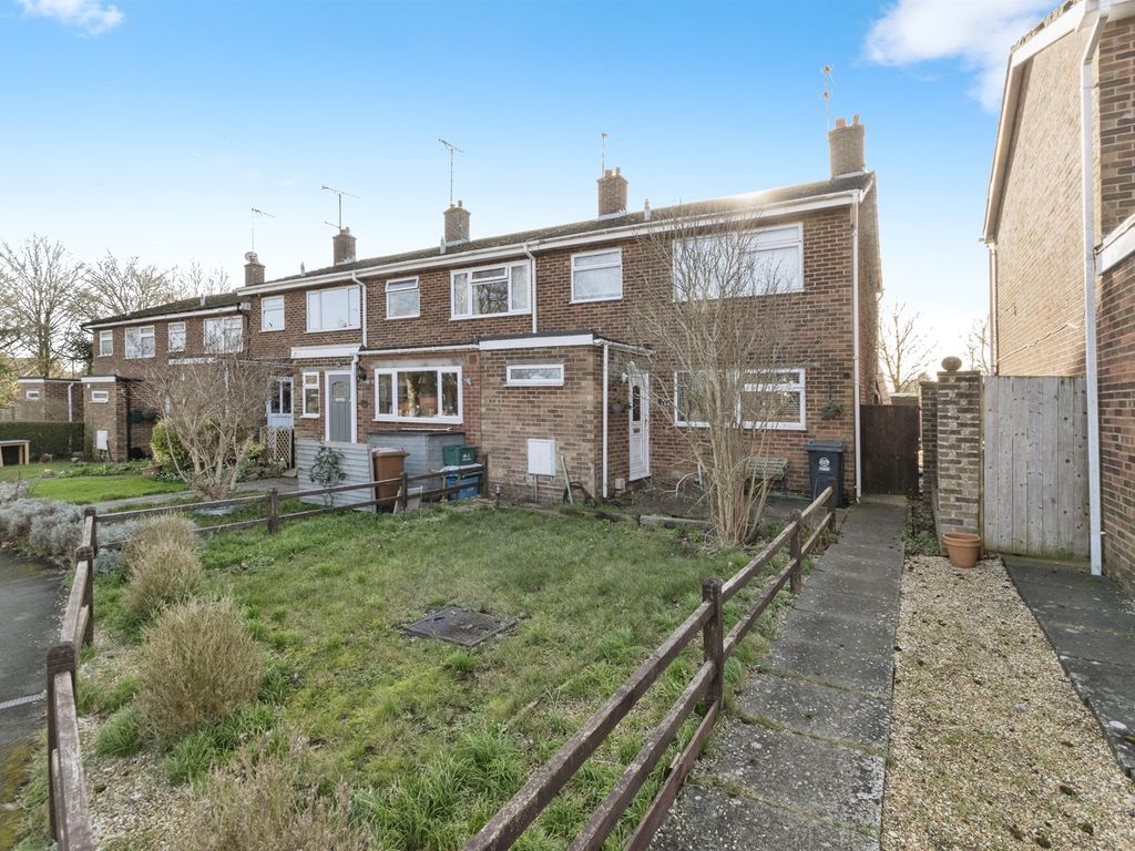3 bed end terrace house for sale in Monks Walk, Buntingford SG9, £425,000