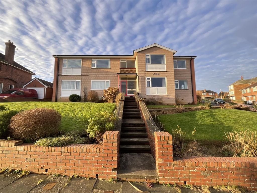 2 bed flat for sale in Lowdale Avenue, Scarborough YO12, £150,000