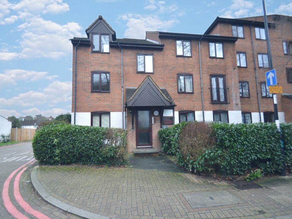 1 bed flat to rent in High Street, Purley CR8, £1,300 pcm