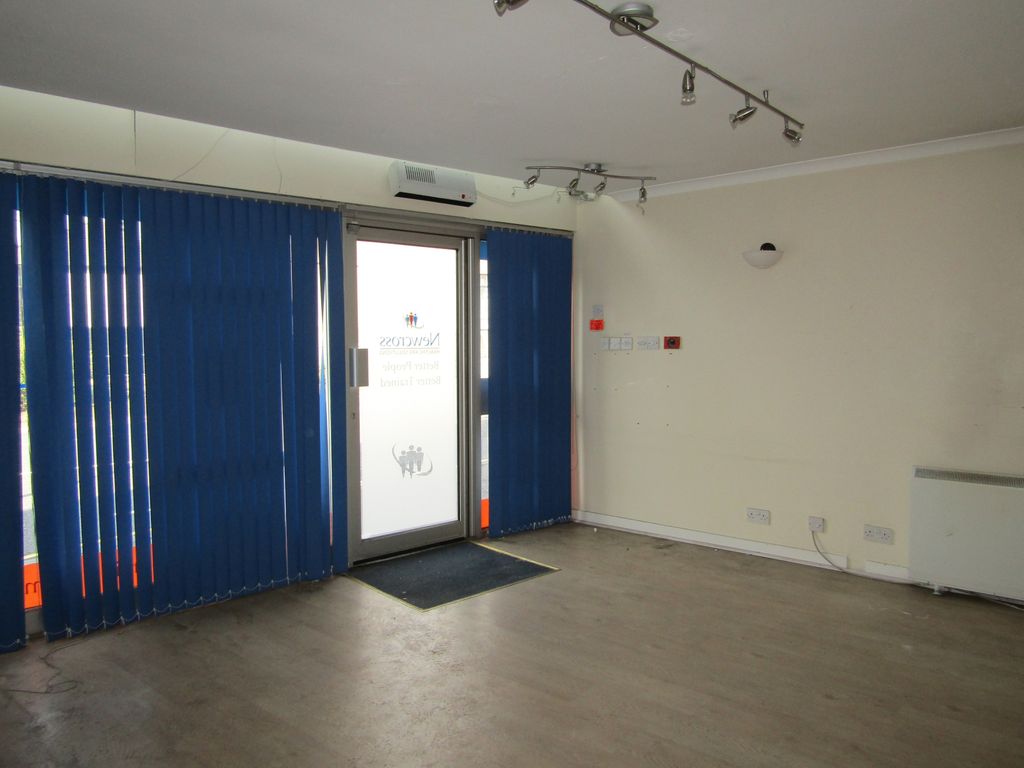 Retail premises to let in High Street, Falkirk FK1, £9,000 pa