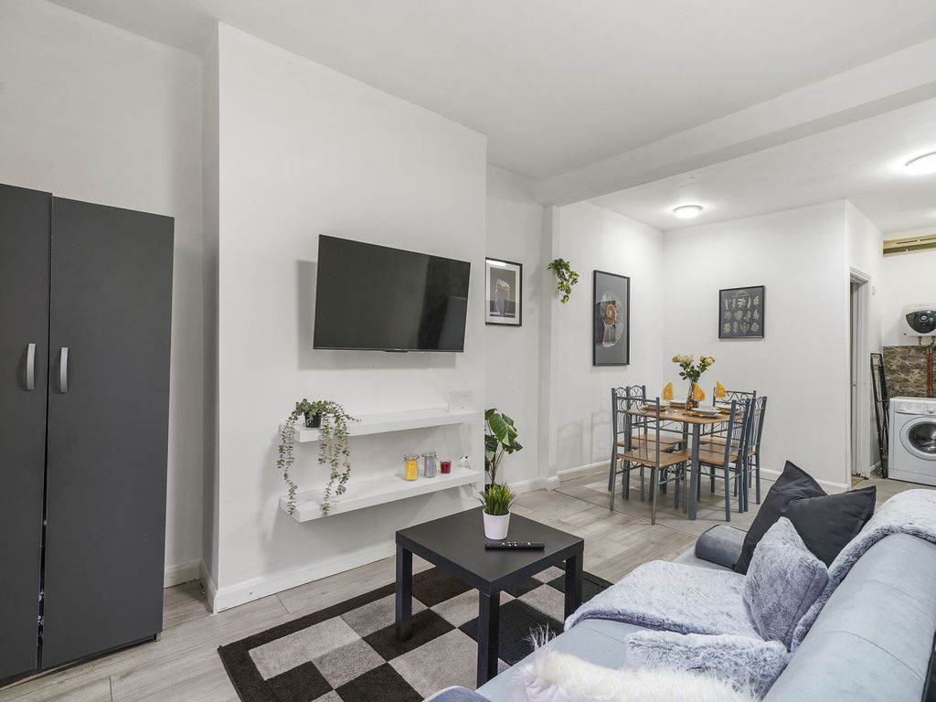 1 bed flat to rent in Bradbury Street, London N16, £2,250 pcm