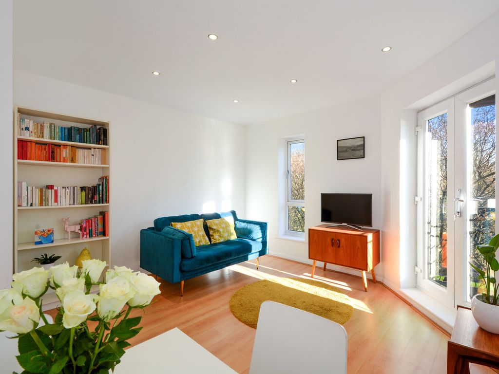 2 bed flat for sale in Brunswick Quay, London SE16, £435,000