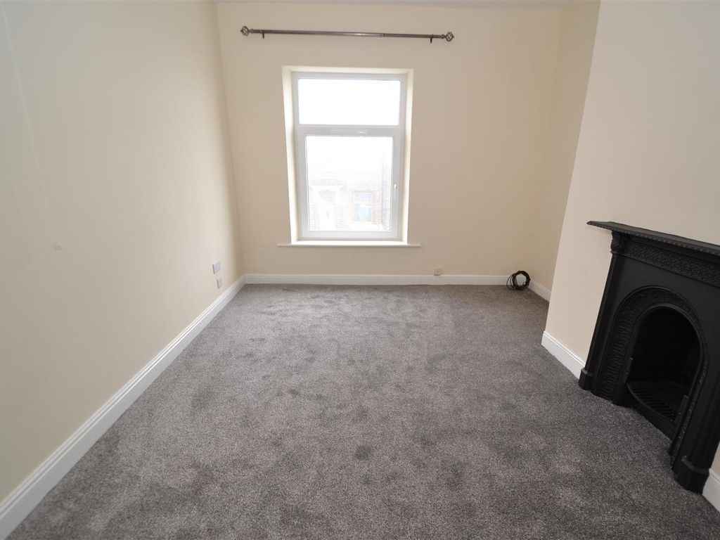 2 bed terraced house to rent in Henry Street, Thornton, Bradford BD13, £650 pcm