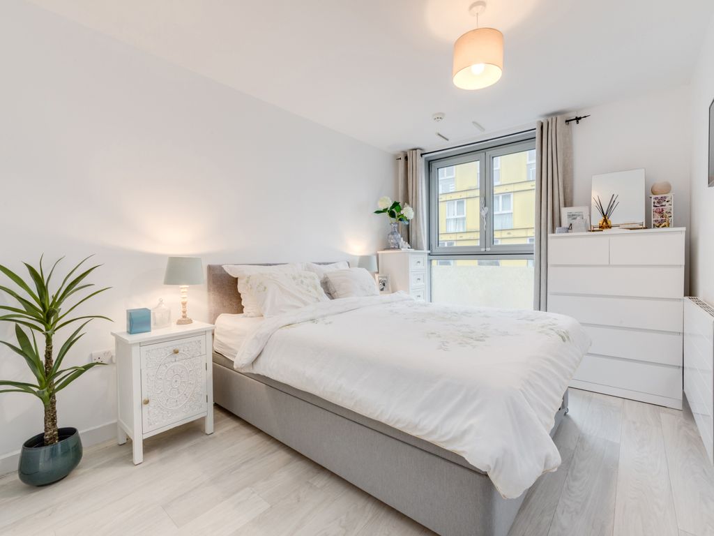 2 bed flat for sale in Buckler Court, Eden Grove N7, £625,000