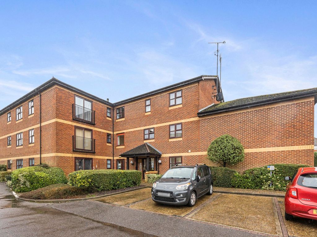 2 bed flat for sale in Victoria Road, Horley RH6, £165,000