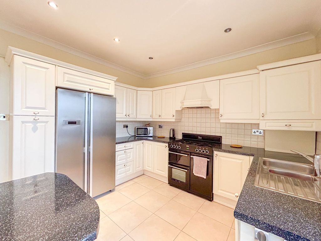 3 bed flat for sale in Clewer Court, Newport NP20, £220,000