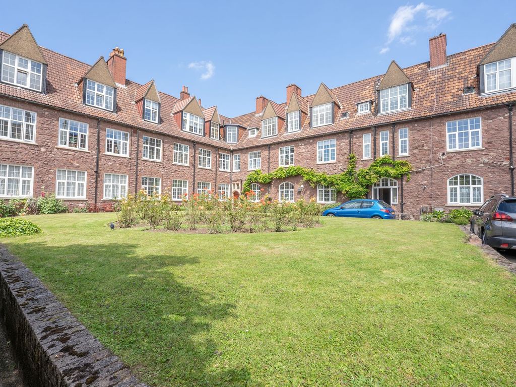 3 bed flat for sale in Clewer Court, Newport NP20, £220,000