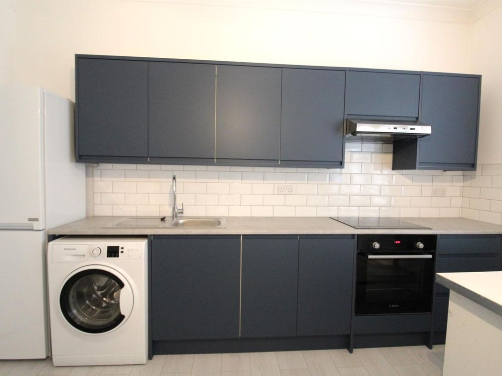 2 bed flat to rent in Chingford Mount Road, Chingford E4, £1,550 pcm