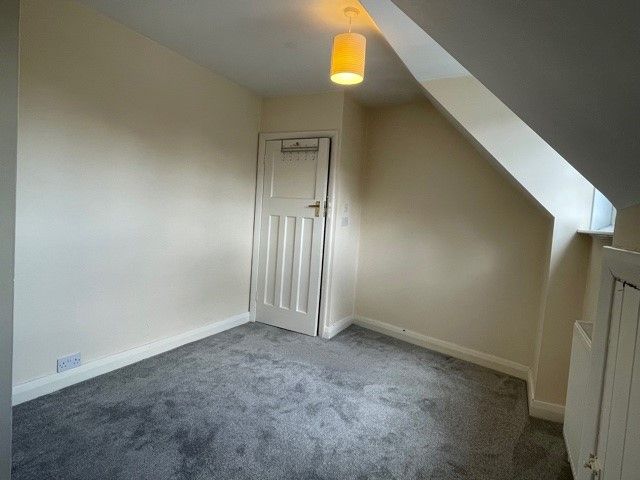 2 bed flat to rent in Nightingales Corner, Little Chalfont, Amersham HP7, £1,200 pcm