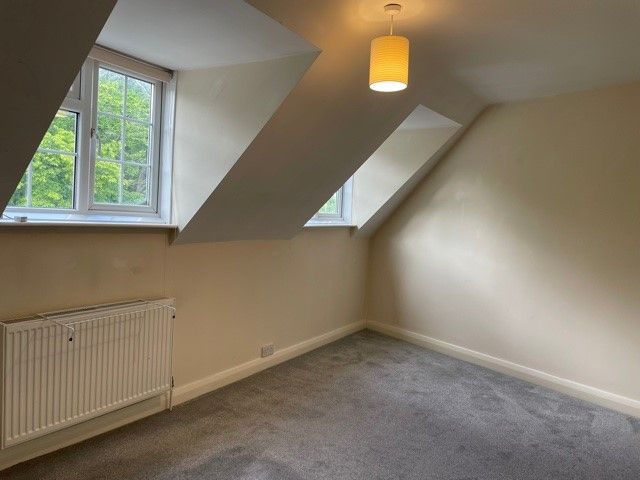 2 bed flat to rent in Nightingales Corner, Little Chalfont, Amersham HP7, £1,200 pcm
