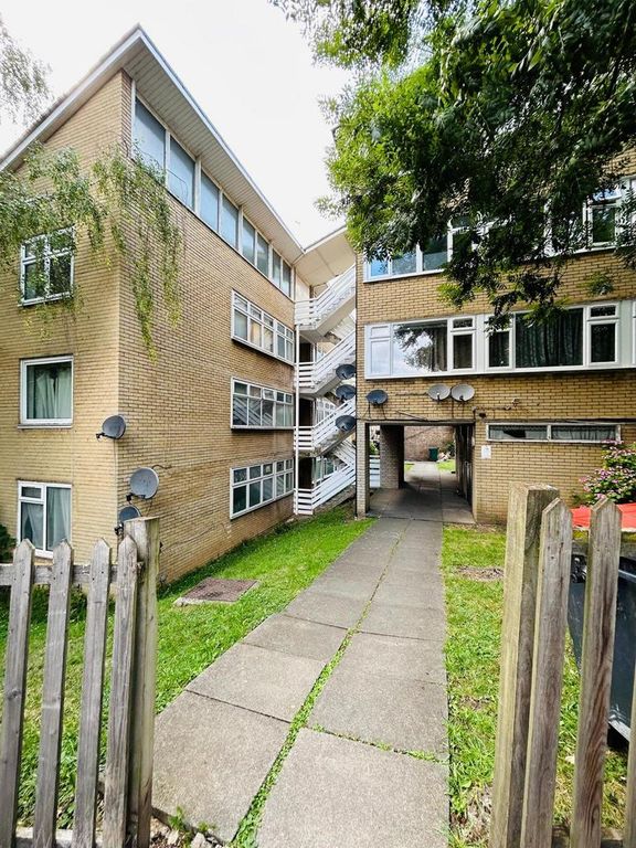 2 bed flat for sale in Cat Hill, Barnet EN4, £310,000