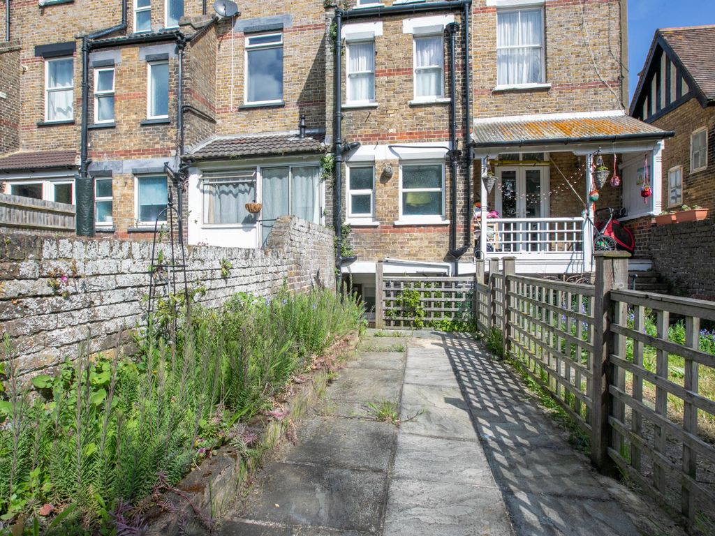 1 bed flat to rent in Cuthbert Road, Westgate-On-Sea CT8, £895 pcm
