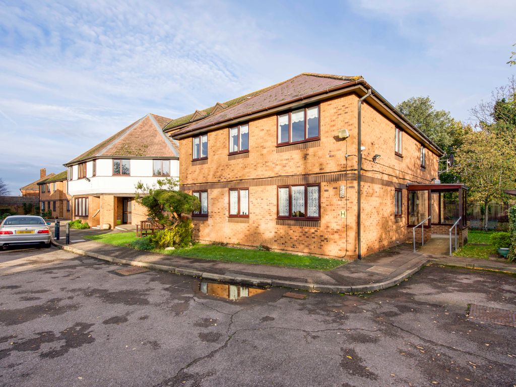 2 bed flat for sale in Leaside Court, The Larches, Hillingdon, Middlesex UB10, £129,950