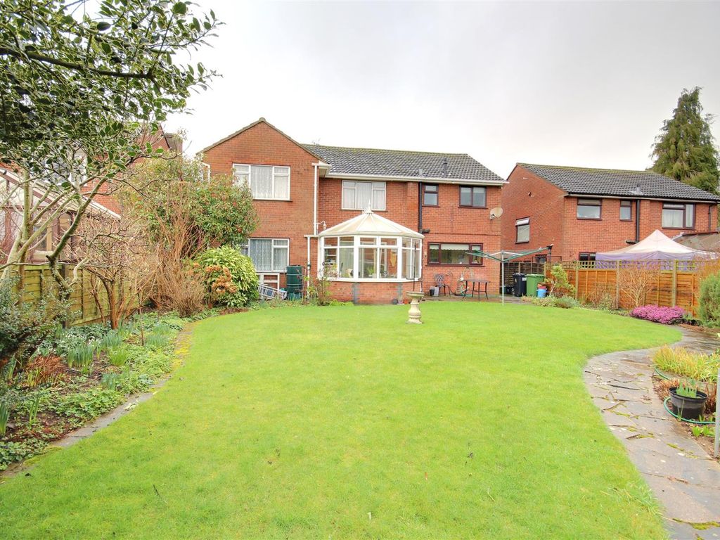 5 bed detached house for sale in Glebe Close, Newent GL18, £450,000