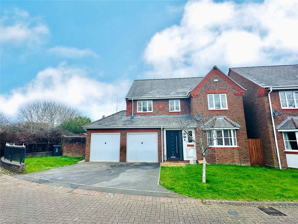 4 bed detached house for sale in Fovant Close, Peatmoor, Swindon SN5, £465,000