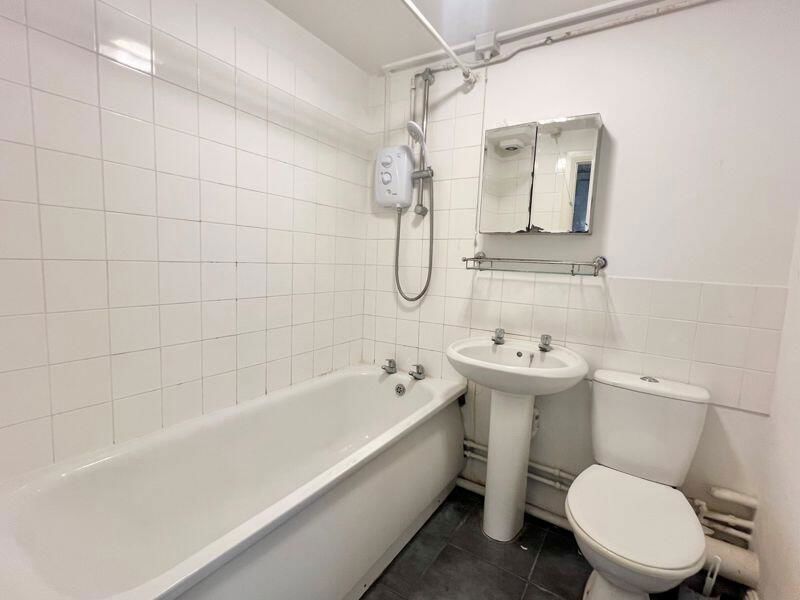 2 bed flat for sale in West Wycombe Road, High Wycombe HP12, £170,000